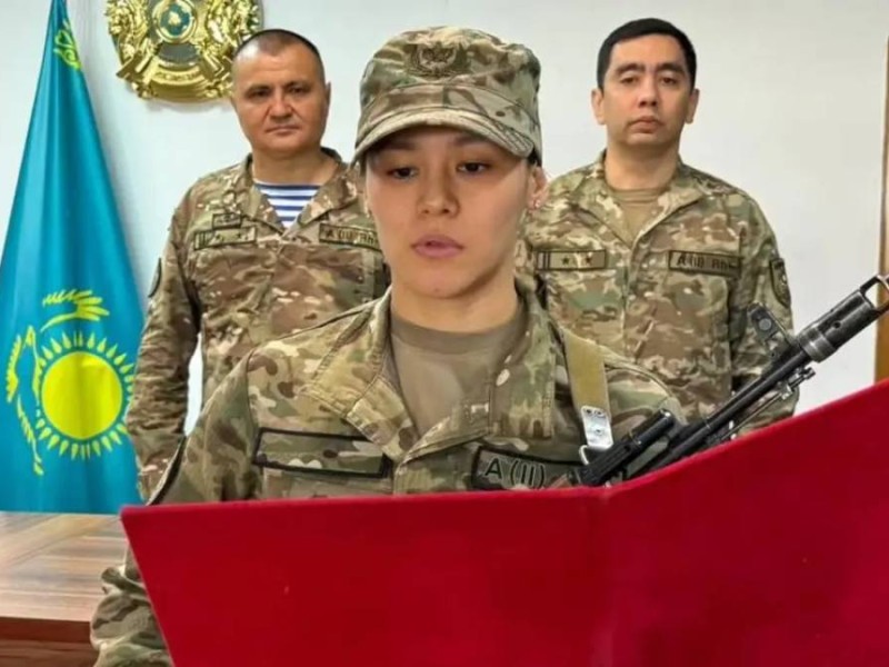 Боксшы Алуа Балқыбекова әскери ант қабылдап, қатардағы жауынгер атанды