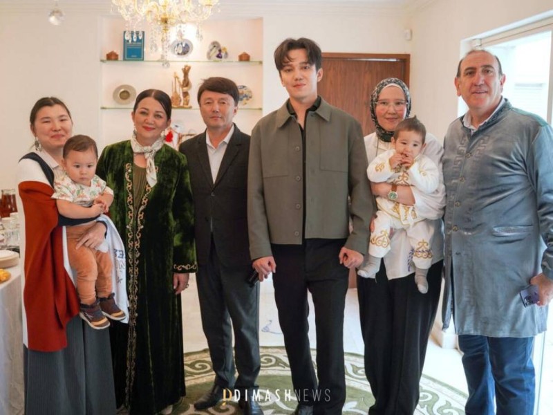 "Не деген қарапайымдылық! Айфон ұстап масаттанбайды": Димаштың отбасын халық мақтауда (ВИДЕО)