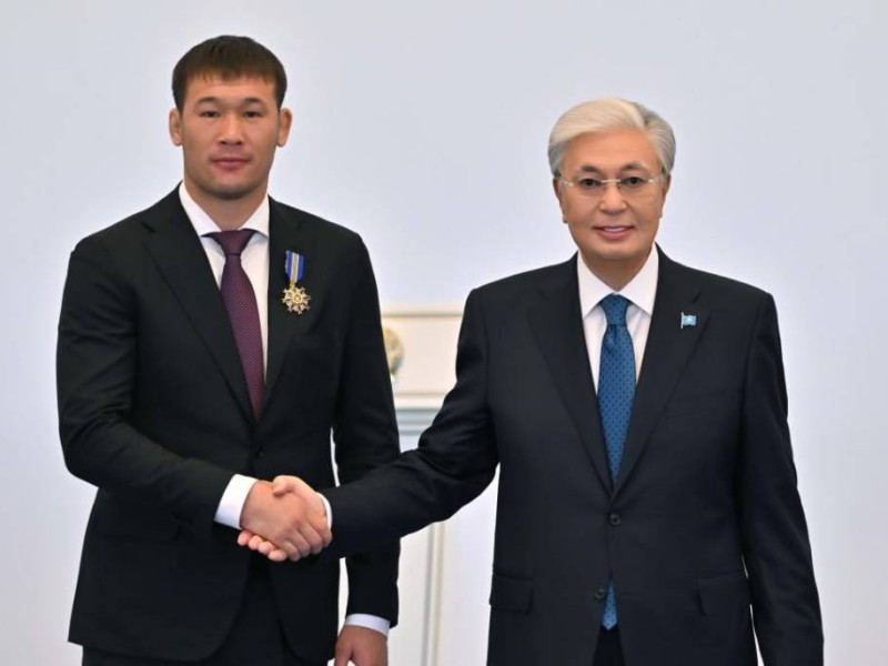 Сүйінші, ағайын! Тоқаев қазақ жауынгері Шавкат Рахмоновты марапаттады