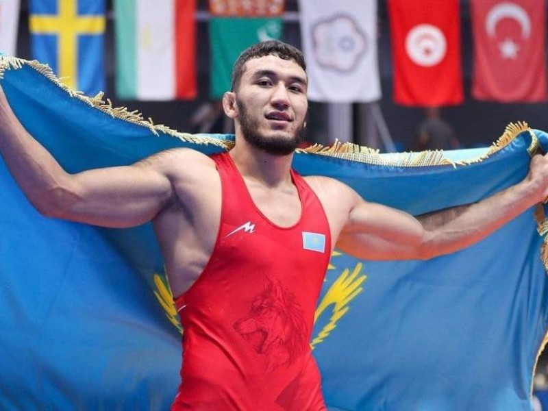 Ризабек Айтмұхан сенсация жасап, әлем чемпионатында тарихи жеңіске жетті