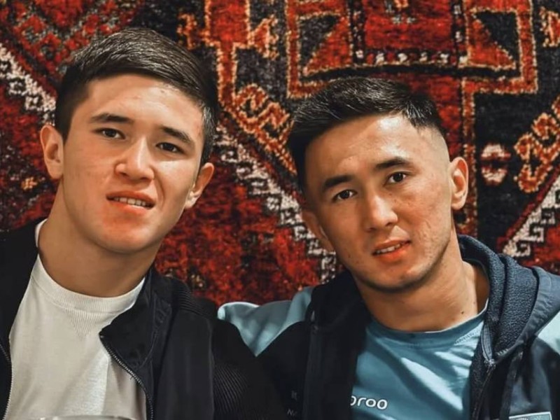 Әлем чемпиондары ағайынды Сабырхандарды әкелері сабап тастады (ВИДЕО)