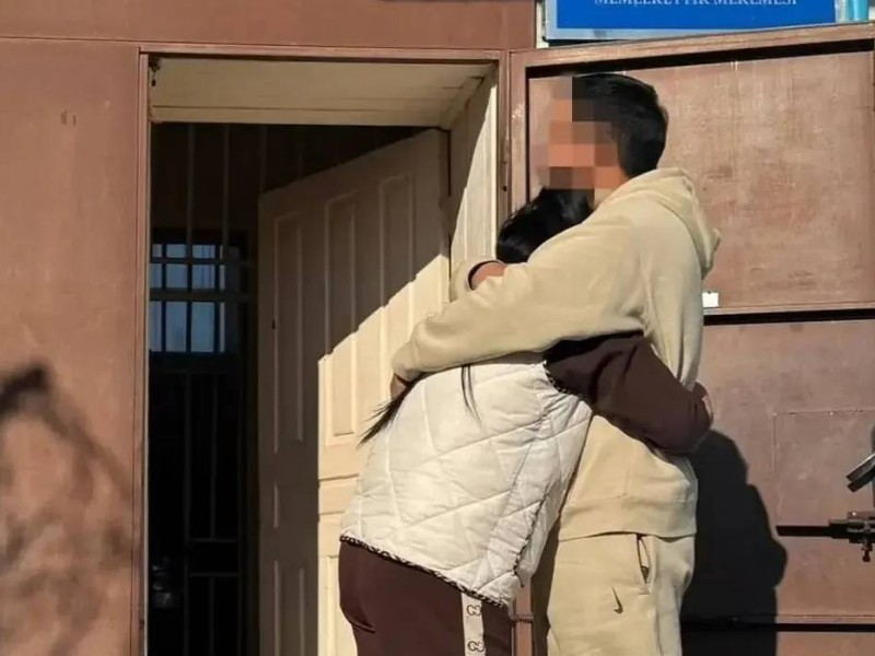 "Әйелін үш жыл күткен": Түрменің алдында кездескен ерлі-зайыптылар жұртты елжіретті