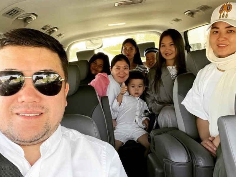 "Мен балаларыммен біргемін, жақсы көремін": Тұрсынбек Қабатов Мөлдірдің сөзін жоққа шығарды