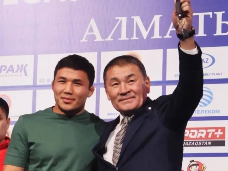 Қазақ балуаны өзіне уәде етілген пәтердің кілтін ұзақ уақыттан кейін алды (ВИДЕО)