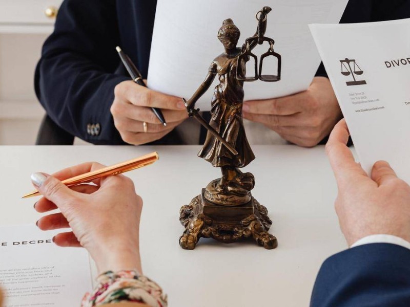 Елге танымал футболшының әйелі күйеуін сотқа беріп, үш баласын алып кеткен