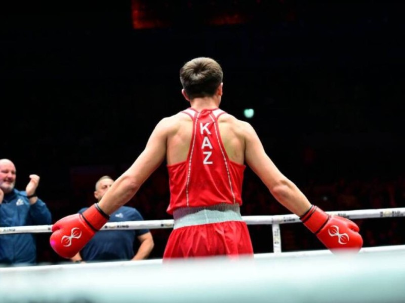 Танымал қазақ боксшысы әлем чемпионатын жойқын нокаутпен бастады