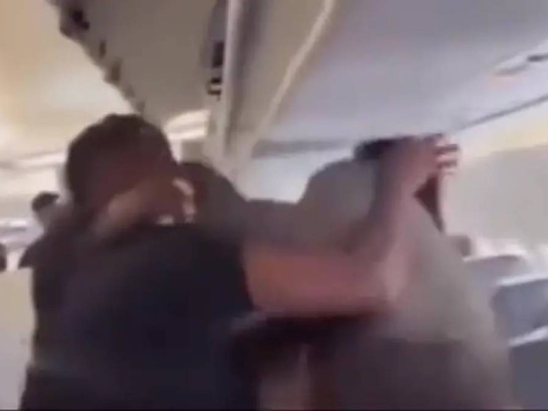 Ұшақта төбелес шықты: Танымал блогер мен әзілкештің дауы видеоға түсіп қалды (ВИДЕО)