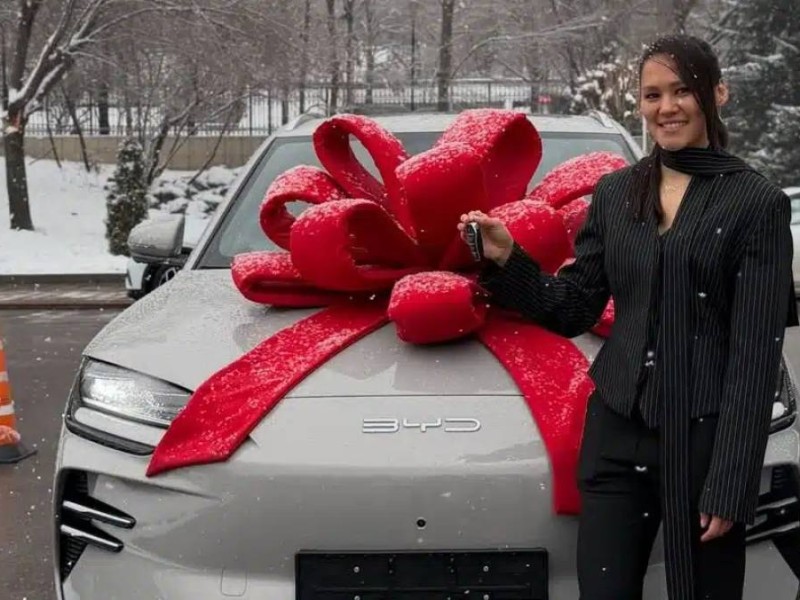 Сүйінші, ағайын! Алуа Балқыбекова соңғы үлгідегі қымбат темір тұлпар табысталды (ВИДЕО)