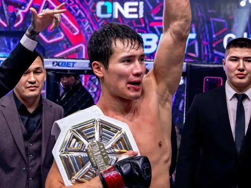 Еркебұлан Тоқтар өзбек спортшысына өз жерінде 1 минуттың ішінде сұлатып тастады (ВИДЕО)