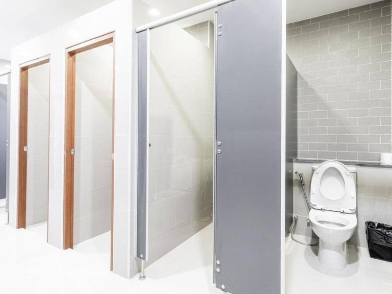 Дәретханада ұзақ отырып қалған қызметкерін бастығы жұмыстан қуып жіберді