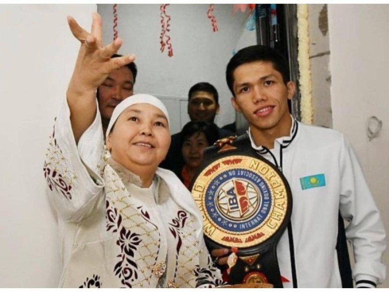 "Анам әркімнен қашып жүріп, базарда нан сататын": Санжар Тәшкенбай ел естімеген жайтты айтты (ВИДЕО)