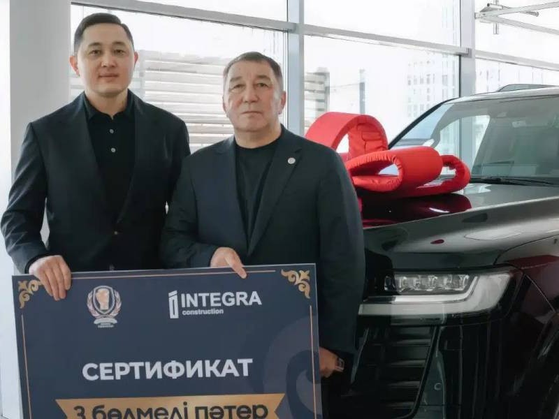 Сүйінші, ағайын! Қайрат Сәтжановқа үш бөлмелі пәтер мен Toyota Land Cruiser 300 көлігі табысталды (ФОТО)